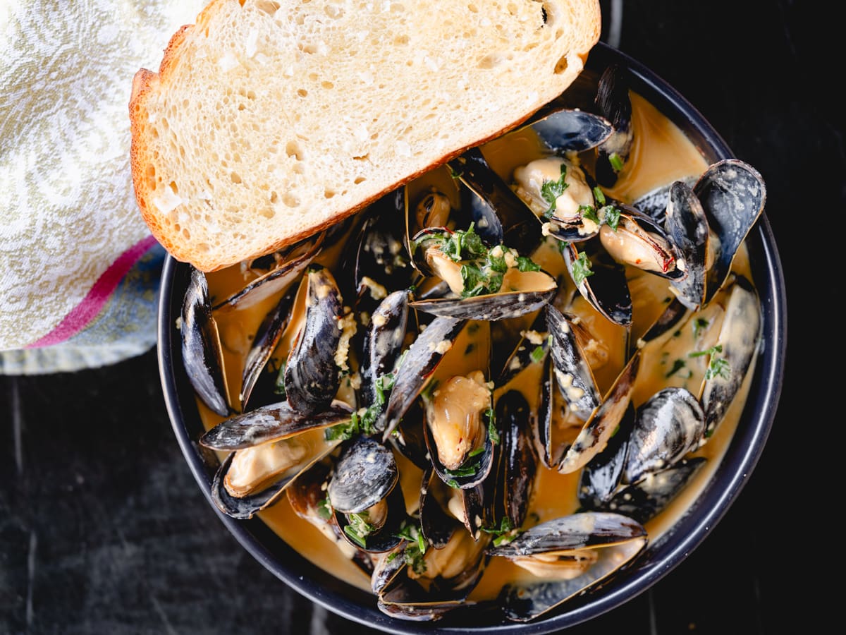 Creamy Saffron & Garlic Mussels